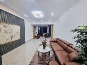 bán nhà phạm văn đồng, dt 42 m2, 5t, mt 3,5m, giá chào hơn 10 tỷ, có thương lượng, đủ công năng