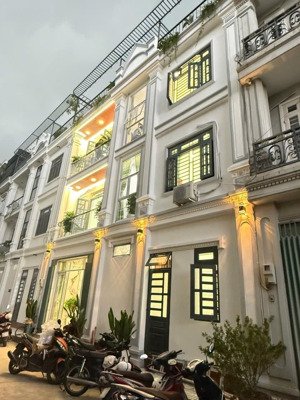 nhà shr đẹp 3 tầng sthượng rộng thoáng, 4pn5wc đường oto, sau uỷ ban vị trí đẹp, an ninh mát mẻ