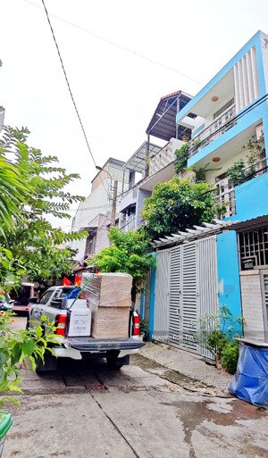 bán gấp nhà 2 tầng hẻm xe tải 7m ngay trục tên lửa nối dài. ngang 4m, xe hơi ngủ trong nhà. bớt lộc