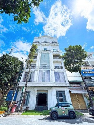 bán tòa chdv sát trường đại học hutech - q. bt - (5,5x24m) - hầm, 7 tầng - hđt: 153tr/th - 37 tỷ