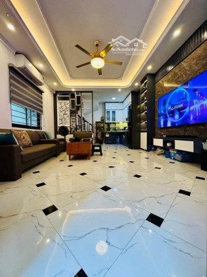 chính chủ gửi bán nhà đỗ đức dục ô tô đỗ cổng diện tích: 45m nhà 5 tầng,