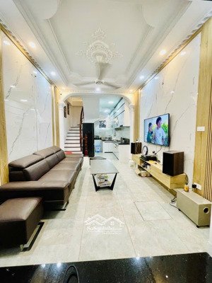 bán nhà ngõ 898 đường láng, tặng full nội thất mới toanh, 42m2, 8.xx tỷ