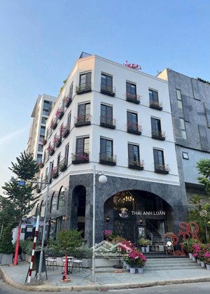 hàng giảm sâu. 48 còn 37 tỷ. bán gấp mặt tiền quốc hương. 210m2(8x28m), 5 tầng (hồ bơi, sân vườn)