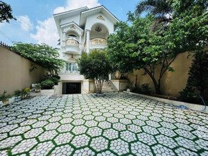 biệt thự có hồ bơi giữa lòng thành phố chỉ 33tr/tháng