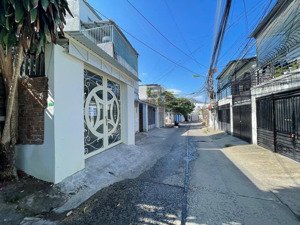 nhà mái lửng thoáng đẹp dương văn nga vĩnh hải, gần biển hòn chồng 1km