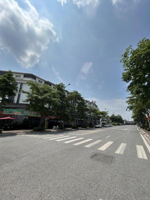 bán liền kề thô eastern park thạch bàn long biên, 160m2, 5 tầng thô, view vườn hoa, giá đầu tư.