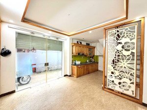 trần thái tông cầu giấy : 30m2 xây 5 tầng mặt tiền 6.8m giá 7.5 tỷ