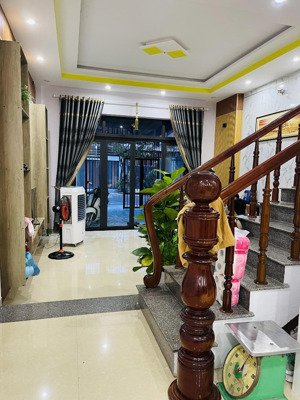 chủ gởi bán nhà 2 tầng đường 5,5m hoàng minh giám - hòa xuân - hướng nam , vị trí đẹp.