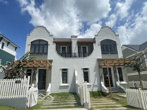 biệt thự nằm trong dãy hồ bơi novaworld phan thiết giá: 4.55 tỷ (bao thuế phí). lh: 