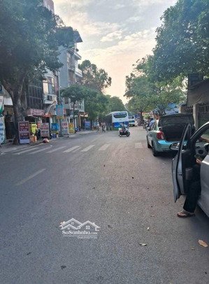 bán nhà mặt phố ngọc lâm 6 tầng,thang máy ,74m, dòng tiền 700 triệu /năm, lh 