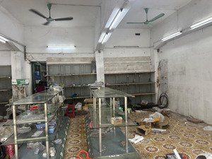 cho thuê nhà mặt phố chùa láng, đống đa đoạn gần vincom diện tích 50m2x5tầng mặt tiền 4m