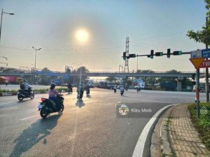 mặt tiền nam hòa dt 5x22m vuông vức đường nhựa xe hơi tránh chỉ 10,x tỷ