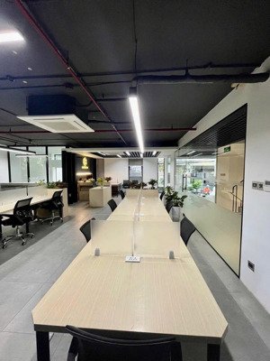 cho thuê vp tầng trệt ngay chân trạm metro ... dt: 72 -- full nội thất 15 nhân sự + phòng họp