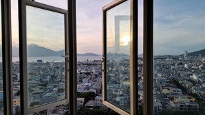 căn góc 3 phòng ngủ, view biển, view hồ, toilet, bếp, hút mùi mới. renovated apartment w. sea view