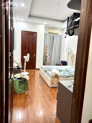 Bán nhà Bằng Liệt, Ô tô đỗ cửa, Kinh doanh tốt, Tặng full nội thất, 35m2, 5 tầng, Chỉ 8,x tỷ