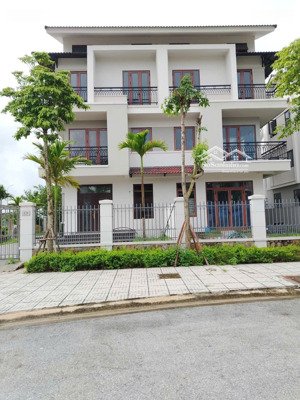 biệ thự 200m cách hồ tây12km,đón sóng cao tốc sân bay gia bình,ga metro,giá f0,ck10%,ân hạn 2năm ls