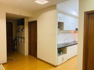 mình cho thuê căn hộ flora anh đào 2pn - 2wc có ít đồ nội thất, tầng 12. giá thuê chỉ 7.5 triệu