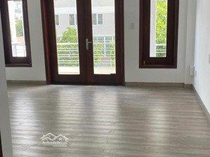 cho thuê nhà mặt tiền đường xe tải kdc trung sơn gần him lam q7. 5x20m, trệt 3t,7p. giá 50 tr/tháng