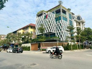 cho thuê tòa biệt thự sân vườn mỹ đình, mễ trì 220 mét 5 tầng thang máy lô góc mới đẹp