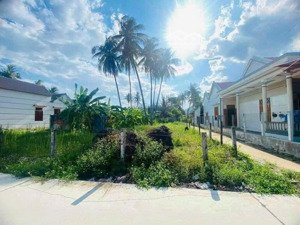 bán lô góc 2 mặt tiền đường hiện trạng 6m cách biển 190m giá chỉ 8tr5/m2