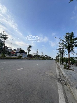 gần đh công nghiệp 40m2 - 5tầng 
- khu vực phát triển tiện ích đầy đủ 100m ra đường oto