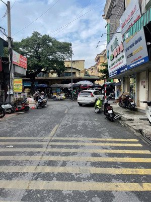 chưa đến 5 tỷ lô góc mặt phố kinh doanh ngay sau chợ hà đông. lh: 