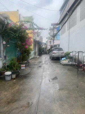 chính chủ. nhà cấp 4 ở từ xưa. hẻm 1 xẹt. rộng 6m xe hơi. lê hoàng phái p17 gv . dt 3.8 x 20