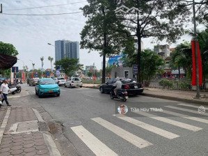 ngọc lâm - 6 tầng - thang máy. vỉa hè 3m - siêu đắc địa - sẵn 30tr/ tháng.