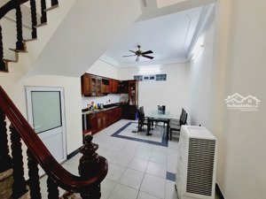 cho thuê nhà phố đại đồng ô tô vào nhàdiện tích: 50m², xây 4 tầng.ô tô đỗ cửa, vào nhà