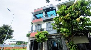 nhà hoàn công, nội thất nhiều, có phòng ngủ dưới