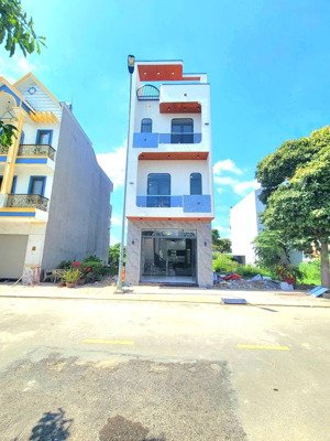 nhà 3 lầu gần ngã tư 550 giá rẽ 4 tỷ 790 triệu tl