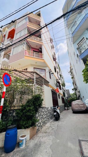 hẻm 12m , tòa nhà 6 lầu , 12chdv , dòng tiền 900tr/ năm