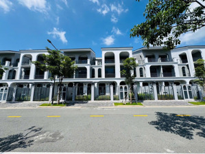 nhà phố 125m siêu đẹp chỉ 11 tỷ sau nhà là công viên kẹt tiền cần bán gấp. lh hương trầm