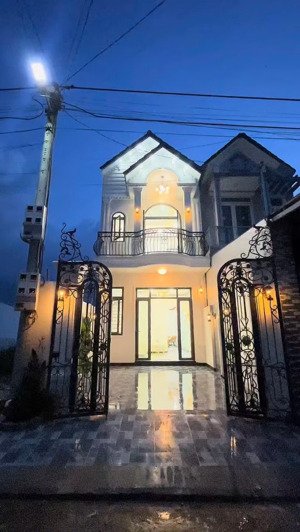 tôi kẹt tiền bán gấp nhà ở ngay chợ bình chánh, đang cho thuê 14 tr/ tháng, 5mx17,1m.