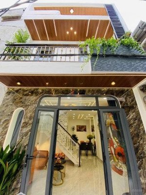 ông mười lớn tuổi để sang nước ngoài cần bán gấp ngay lê văn sỹ, p14, quận 3 giá chỉ 2tỷ2