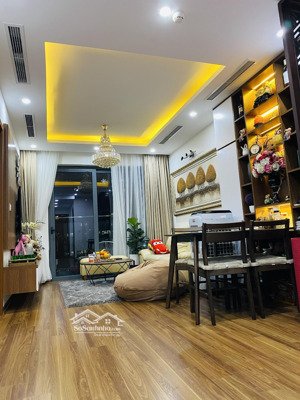 gia đình bán căn 2 ngủ 71m2, bc đông nam, đủ đồ, tầng trung, sổ đỏ. giá 6,35 tỷ tòa 90 nguyễn tuân