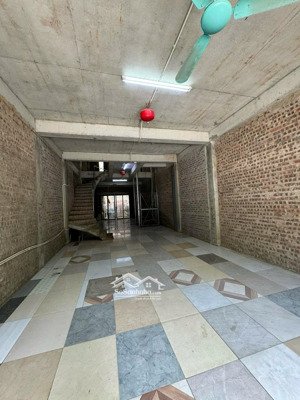cho thuê kho dt sử dụng 350m giá 13tr/ tháng. có tời hàng. lh 