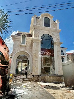 bán villa sân vườn hồ bơi view thành phố, nam hồ đà lạt