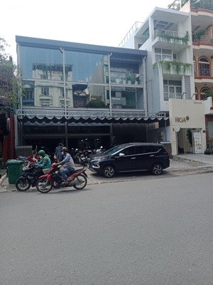 cần bán gấp nhà 3 mặt tiền cực hiếm phan đình phùng, 13.3x22m, chỉ 99 tỷ