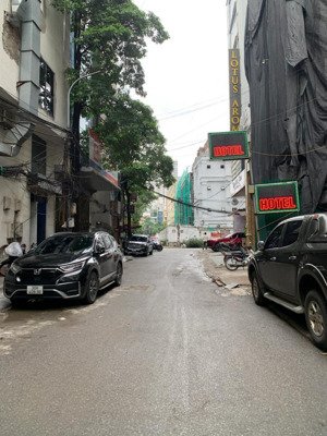 tòa vp 120m lê đức thọ thang máy 11 tầng phân lô ô vỉa hè . doanh thu 120tr/th chào 54ty 