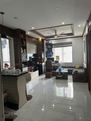 gia đình tôi chuyển về quê nên cần bán căn hộ 72m2 - 2pn tầng đẹp ở tòa ct1 a thái hà,bắc từ liêm