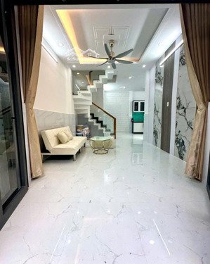 bán gấp căn nhà 60m2/1tỷ250 gần ngay vincom dĩ an 1trệt 1 lầu đang cho thuê 6tr/ tháng shr