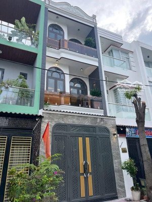 cô ý cần bán gấp nhà cách mạng tháng tám-p11-q3, gần chợ hoà hưng. 3tỷ990/62,8m2 đang cho thuê 28tr