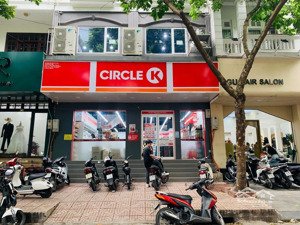 cho thuê nhà phố chùa láng 60m², mt 8m, vỉa hè rộng, vị trí đối diện trường học 