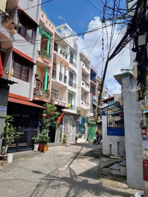 nhà bao rẻ- đầu tư-nhình 6 tỏi có nhà lung linh -full nội thất xịn sang chảnh-hẻm xe hơi tới nhà