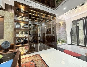 hoa hậu ba đình-ngõ nông- gần phố- thông - mt rộng - tặng full nội thất 5 sao - thang máy vù vù