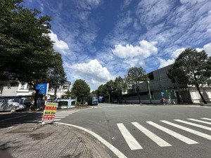 chính chủ bán hàng hiếm đường số 51 nối dài, biệt thự,nhà xưởng, rất phát triển. 5,5x19 full.