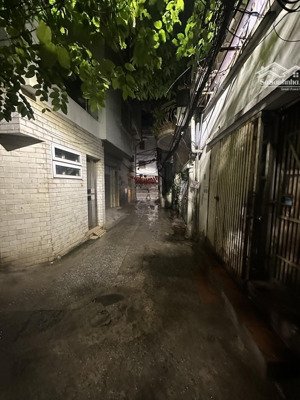 ô tô đỗ cổng- 4 ngủ full công năng- 20m ra ô tô tránh- vị trí cực đẹp- ngõ thông