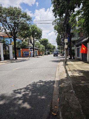 cho thuê nhà mt đ.số 8/ 4x18.5m/1 trệt 3 lầu/ 4pn, 3wc, 1 sân phơi, 1 phòng thờ/ kd tự do/chính chủ