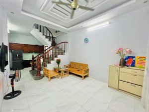 chính chủ cần bán gấp nhà cầu giấy, ngõ vip, giá rất rẻ, full nội thất, ở ngay